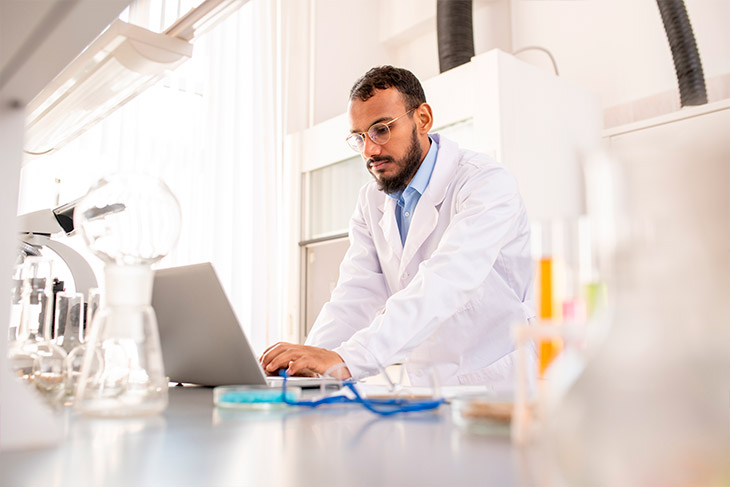 Adote um software de gestão para laboratórios