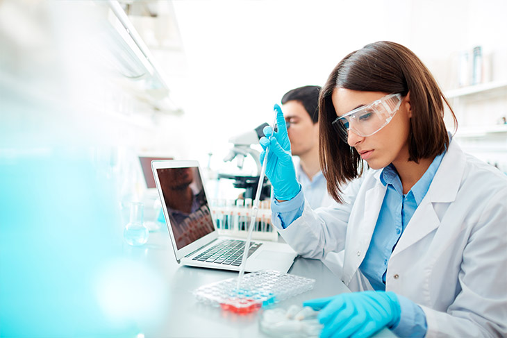 Qual a importância da redução de custos em laboratório