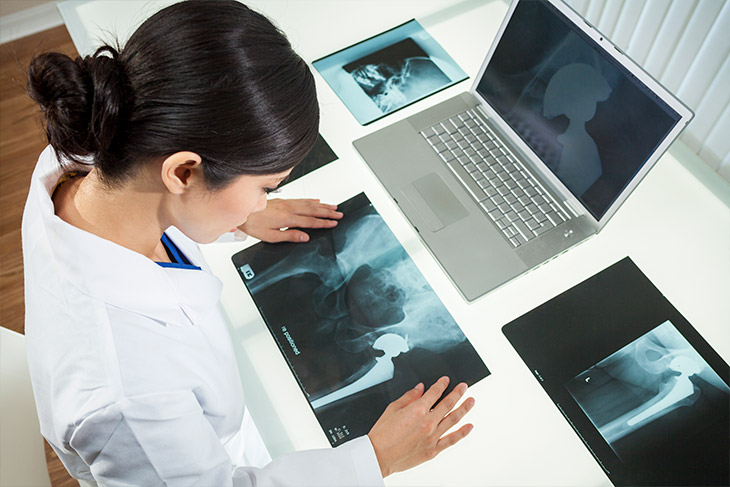 Como um algoritmo de diagnóstico pode ser utilizado para interpretar exames médicos?