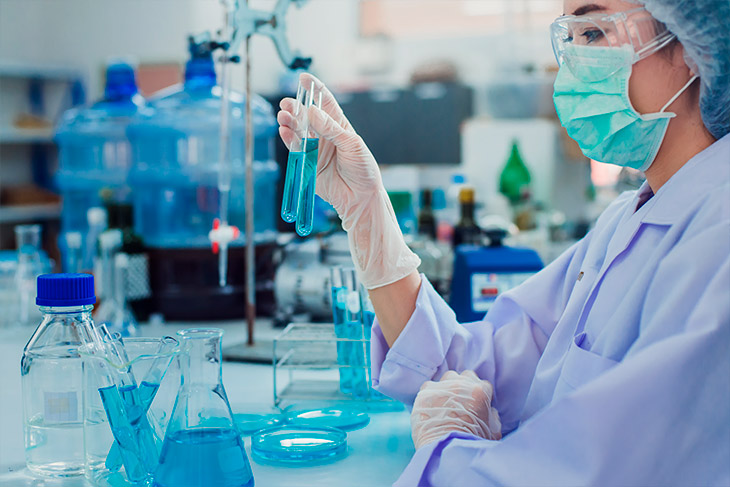 Quais são os equipamentos de proteção individual indispensáveis em um laboratório de análises clínicas?