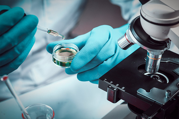 O que é a integração de informações e processos em laboratórios?