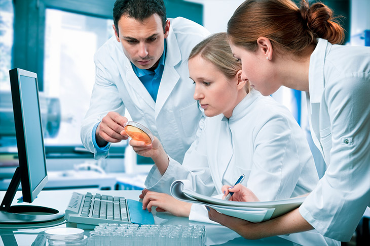 Qual a importância da integração de informações e processos em laboratórios?