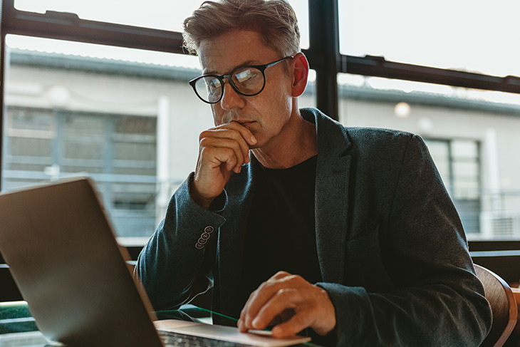 Quais aspectos influenciam a gestão financeira do laboratório?