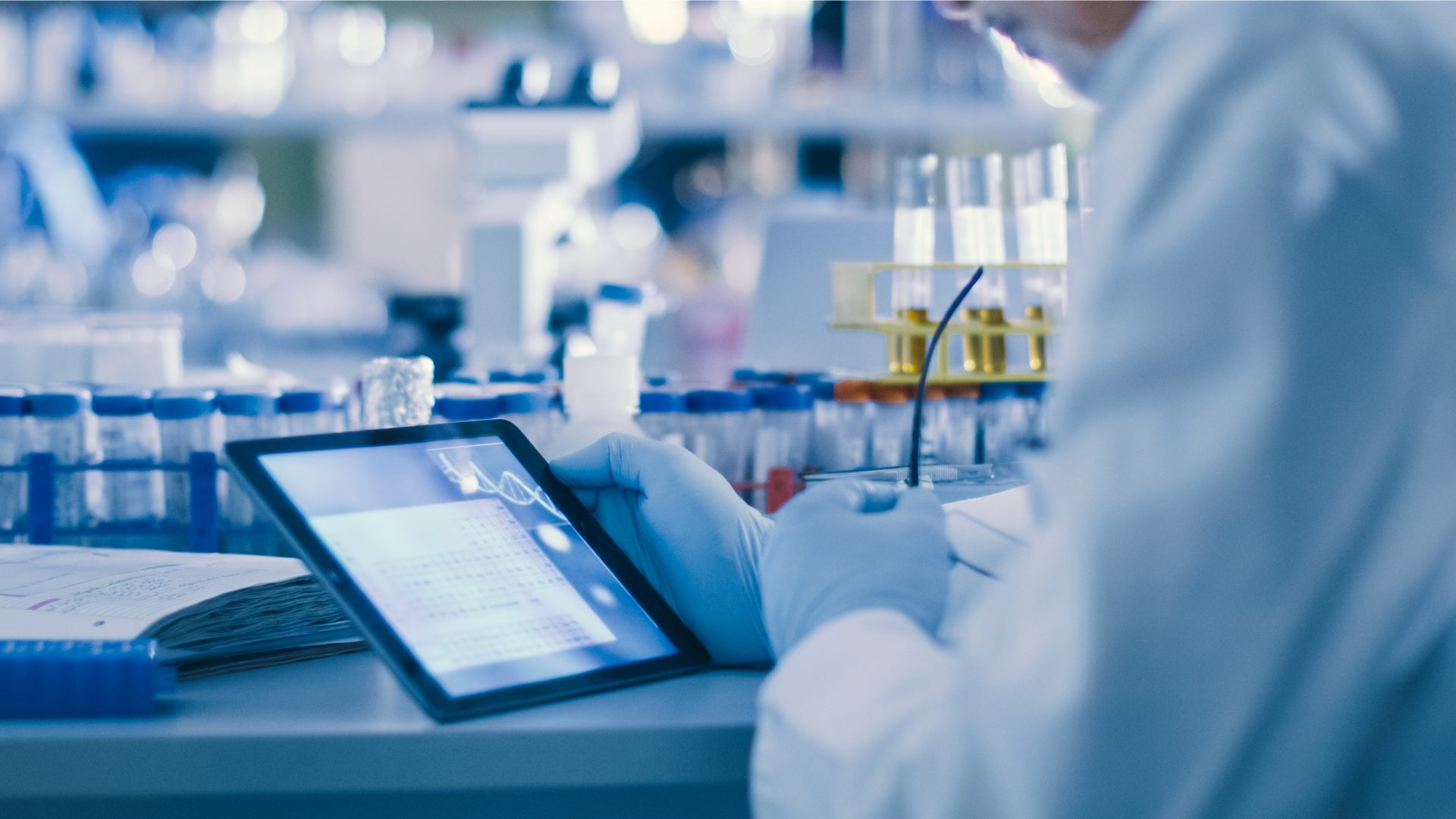 Como a tecnologia melhora a gestão de estoque do laboratório?