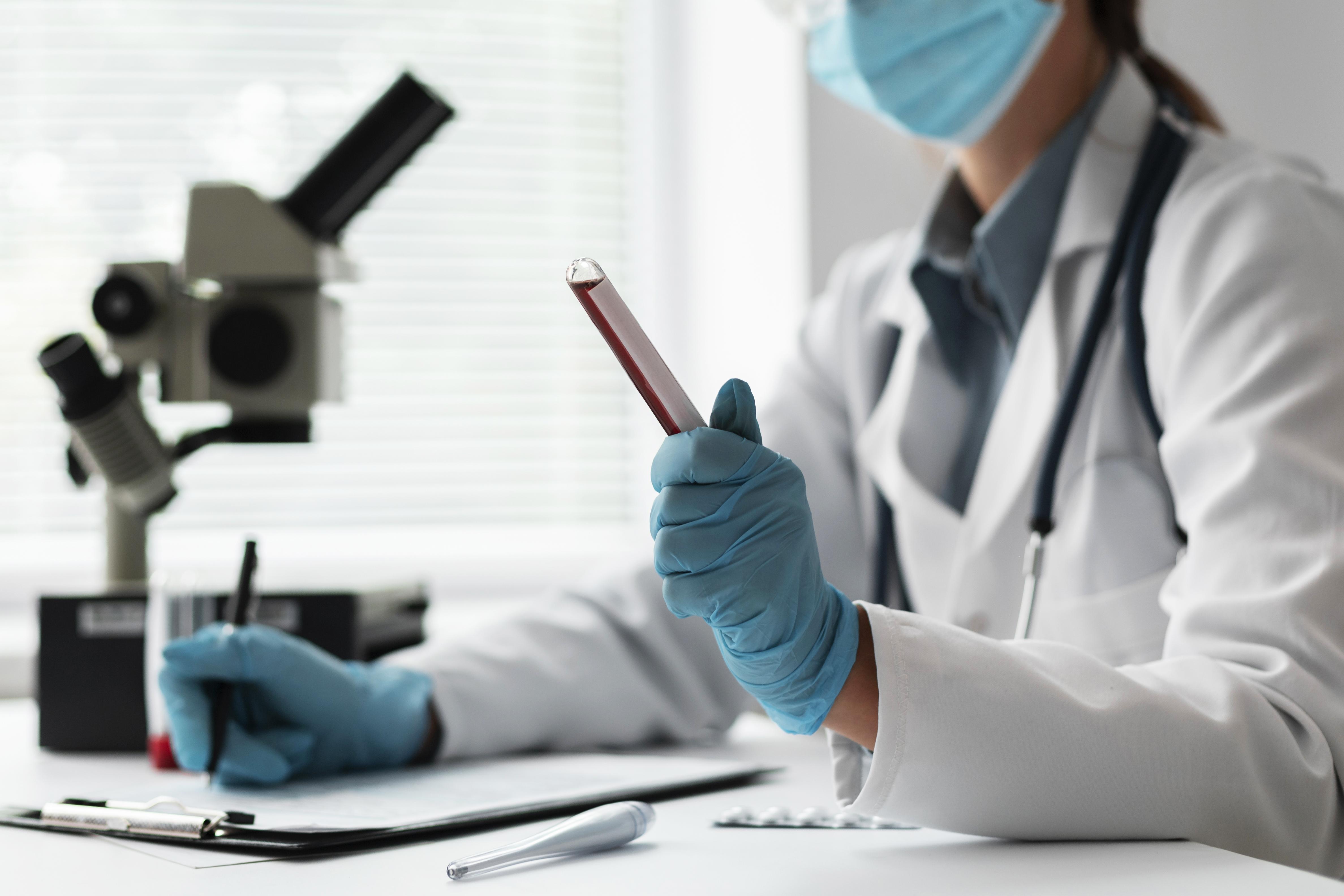 RDC 978/2025: nova regulamentação para Laboratórios de Análises Clínicas