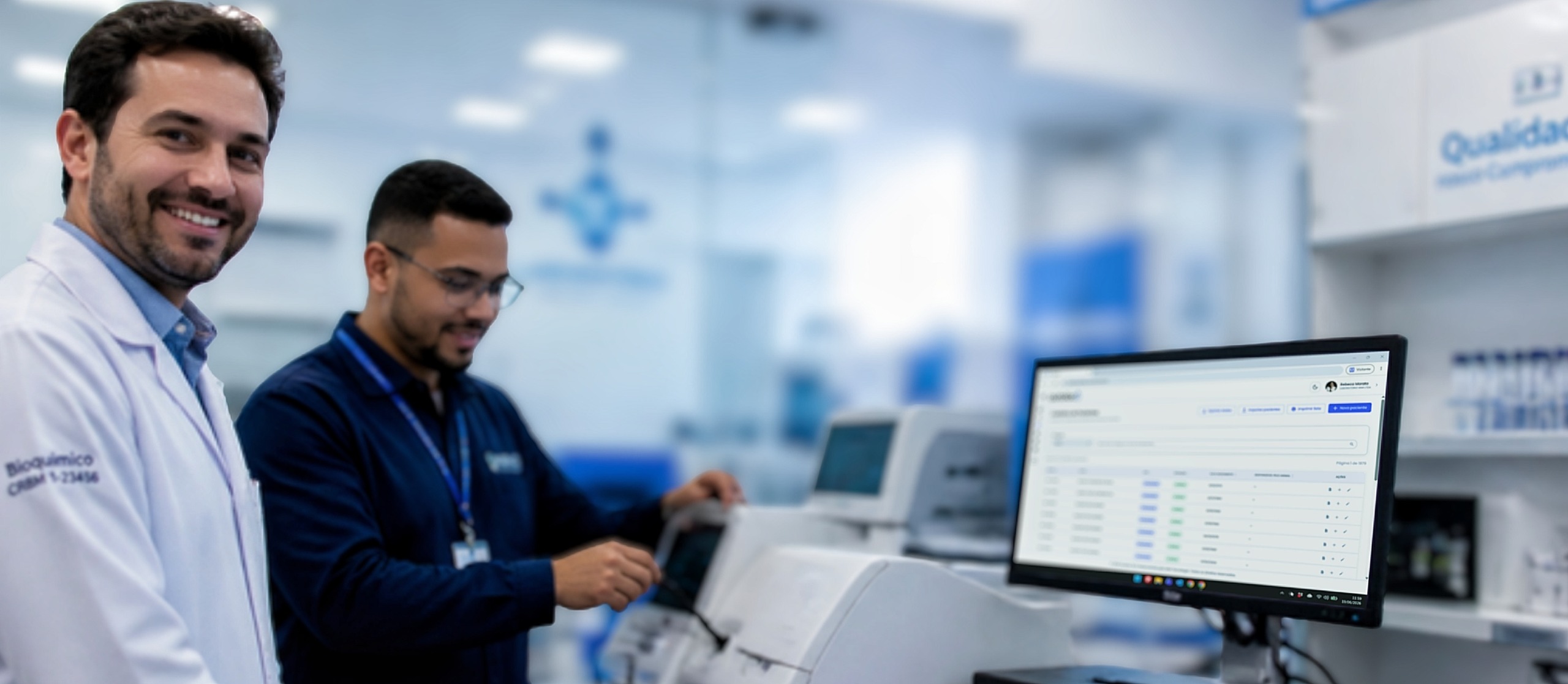 Profissionais de laboratorio clinico usando o sistema Autolac no equipamento