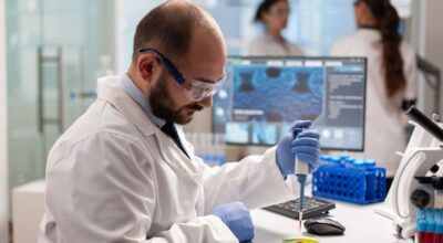 Pesquisador em laboratório — Nova Regulação ANVISA IVD para Laboratórios